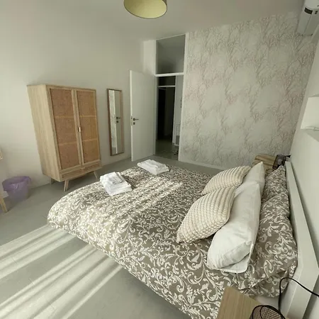 House דירה